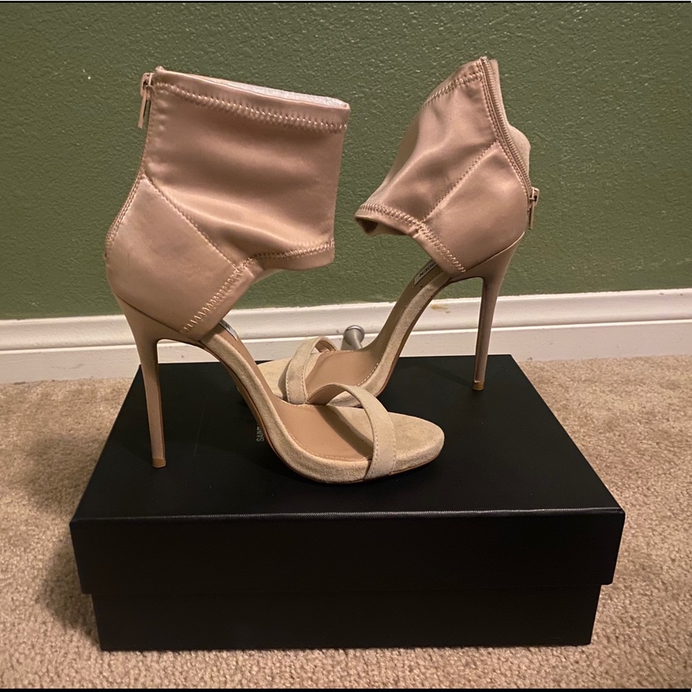 Light pink Steve Madden heels. Never worn. No box.
